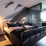 Black & White - Balkon, Netflix, Nespresso, Zentral, Messe ケムニッツ