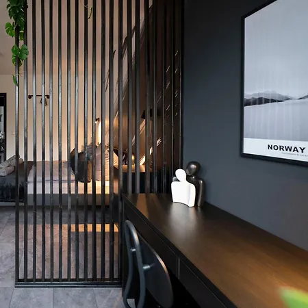 Black & White - Balkon, Netflix, Nespresso, Zentral, Messe