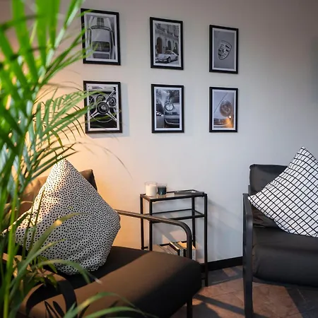 Black & White - Balkon, Netflix, Nespresso, Zentral, Messe アパート