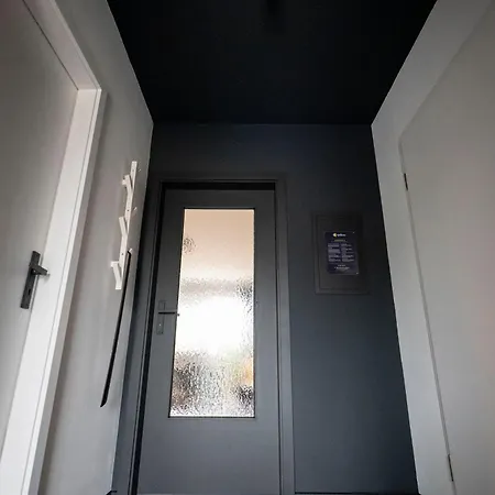 Black & White - Balkon, Netflix, Nespresso, Zentral, Messe Appartement