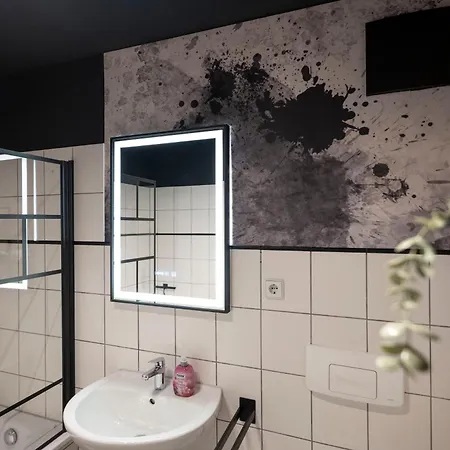 Black & White - Balkon, Netflix, Nespresso, Zentral, Messe