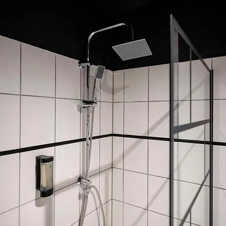 Black & White - Balkon, Netflix, Nespresso, Zentral, Messe Appartement