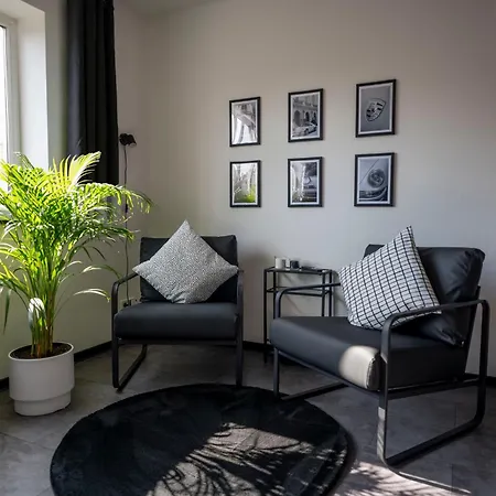 Black & White - Balkon, Netflix, Nespresso, Zentral, Messe ケムニッツ